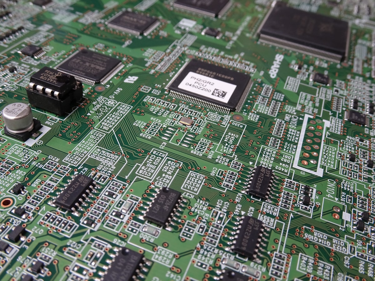 Macro di un chip microcontrollore su una PCB popolata